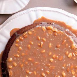 O bolo cremoso de chocolate e caramelo salgado de comer e chorar por mais