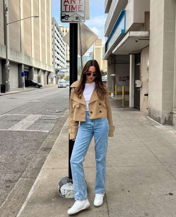 gabardina curta ideia de looks calças de ganga ténis