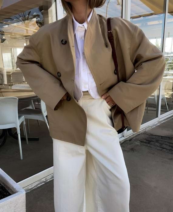 gabardina curta ideia de looks calças brancas camisa
