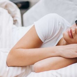 5 benefícios de dormir com uma máscara de olhos
