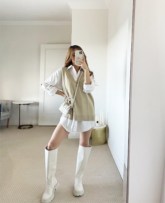 looks com botas brancas rasas colete camisa comprida