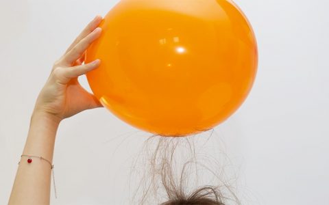 Elimine a eletricidade estática do cabelo com este truque