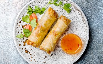 A receita simples de spring rolls com carne e bambu que tem mesmo de experimentar