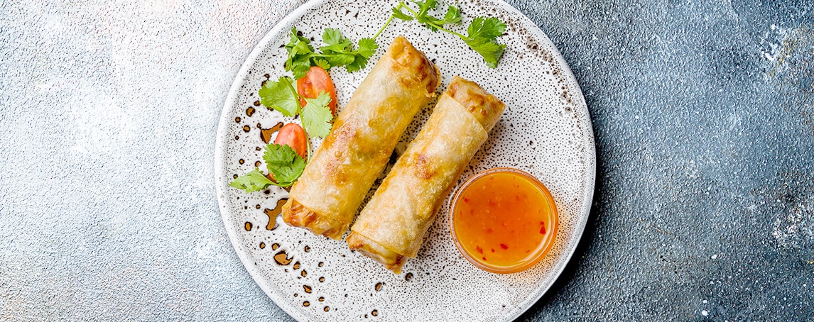 A receita simples de spring rolls com carne e bambu que tem mesmo de experimentar