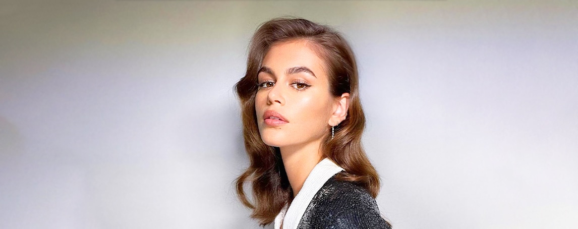Esqueça a divisão do cabelo ao meio. O risco ao lado está de volta