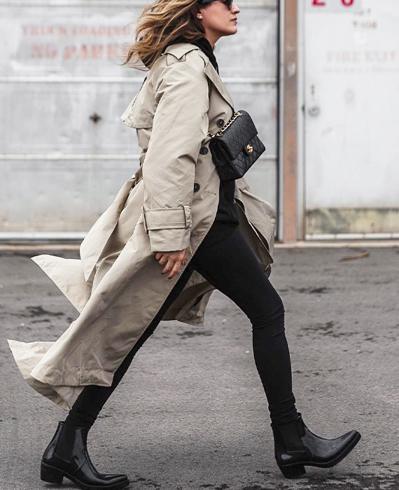 calças justas pretas botas gabardina look outfit
