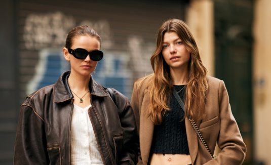 20 looks para usar em abril (e estar protegida da chuva)