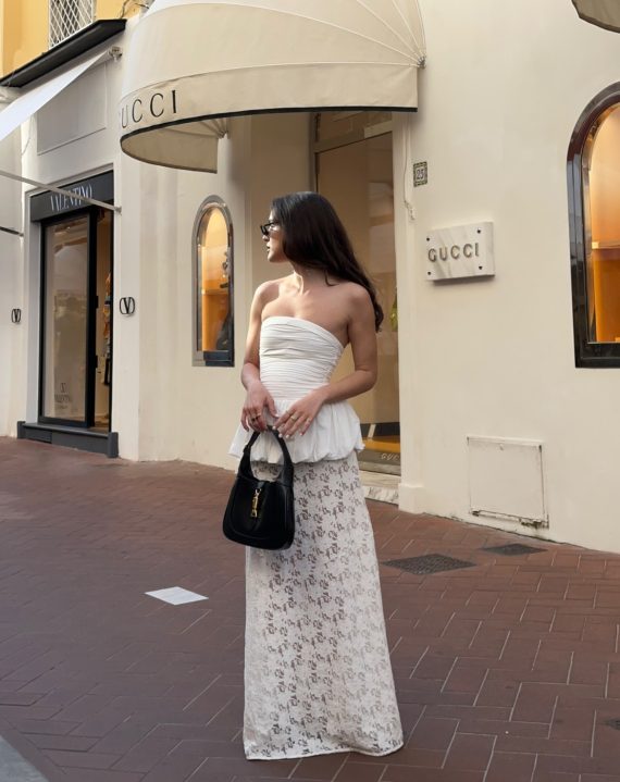 mulher saia branca, top branco, mala preta