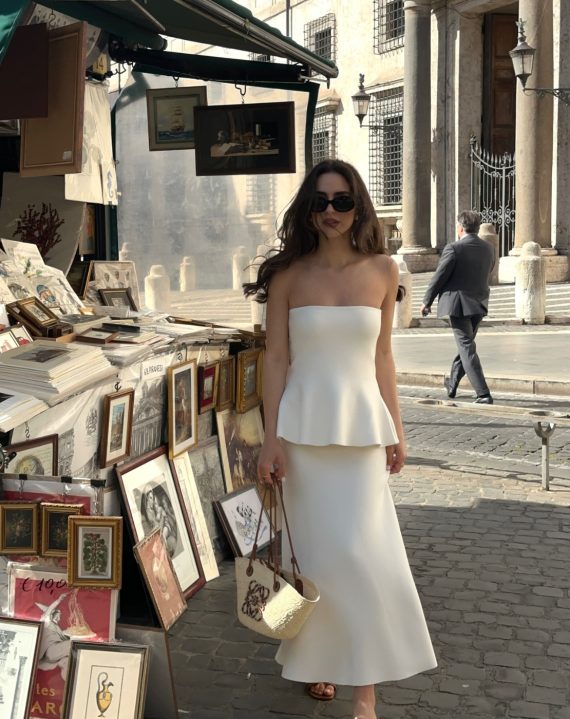 conjunto total look saia e top branco, oculos de sol, mulher a andar