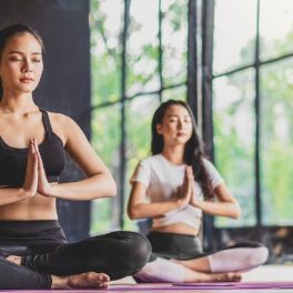 Aulas de yoga comunit&aacute;rias: exercite a mente e o corpo enquanto ajuda quem mais precisa