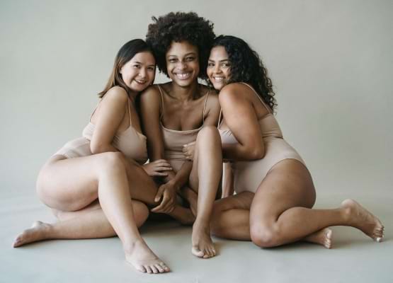 grupo mulheres a rir 