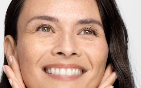 Pele seca e flácida graças à menopausa? Conheça Neovadiol, a gama que combate esses sinais