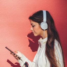 A música violenta e misógina que os adolescentes ouvem