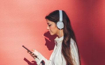 A música violenta e misógina que os adolescentes ouvem