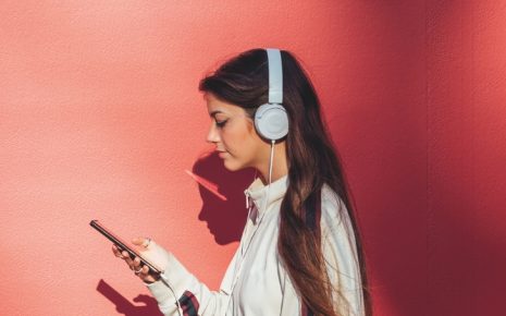 A música violenta e misógina que os adolescentes ouvem