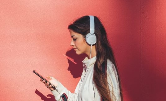 A música violenta e misógina que os adolescentes ouvem
