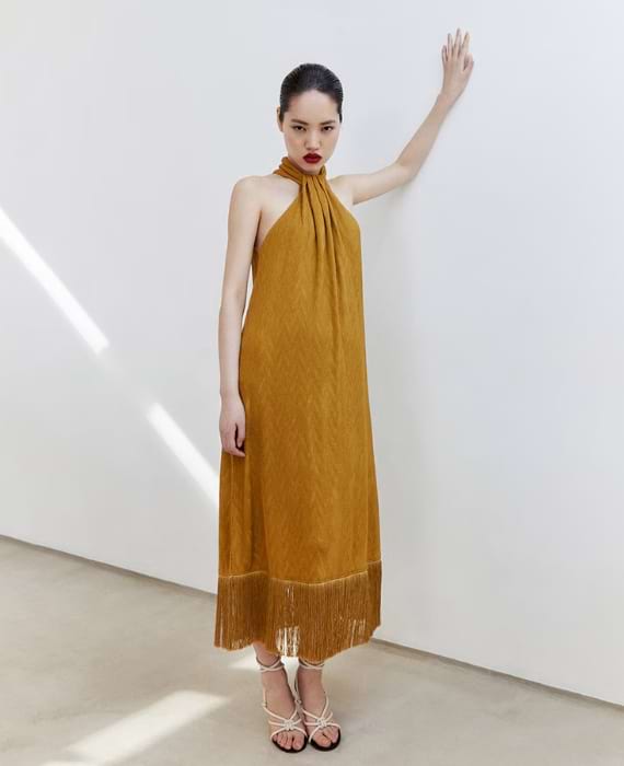 vestido mostarda franjas