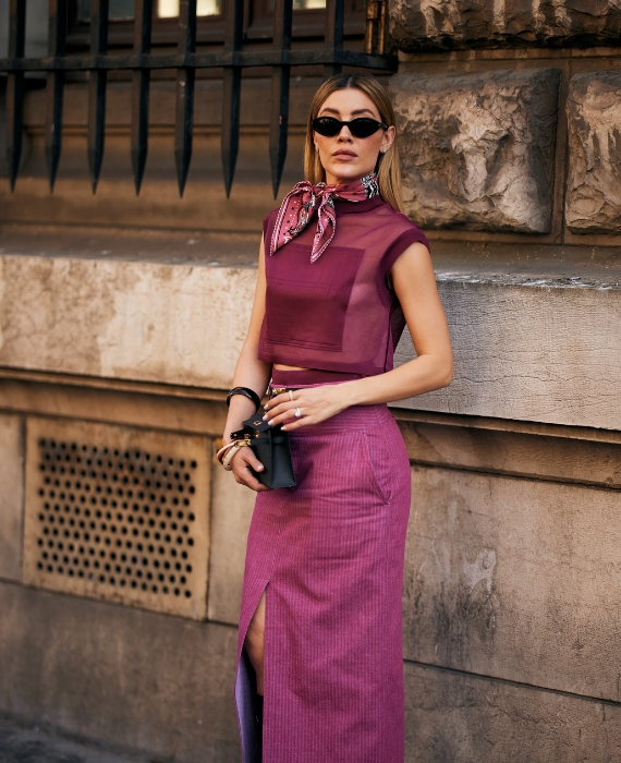 mulher vestido roxo lenço ao pescoço