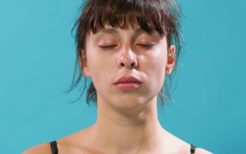 Suor Excessivo: o que é a hiperidrose e como afeta a vida diária