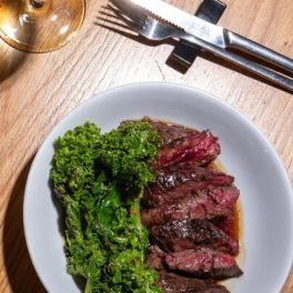 De hambúrgueres a comida asiática: 5 restaurantes para conhecer este mês