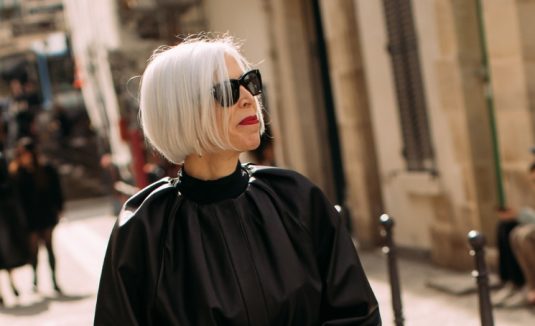 Cabelos brancos: por que aparecem e dicas para cuidar do grisalho