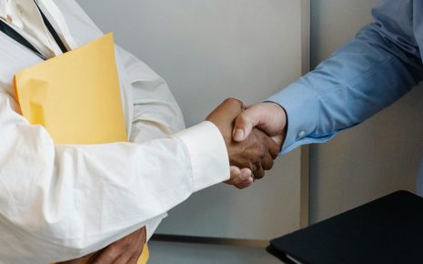 Aprenda a a arte de negociar com estes passos