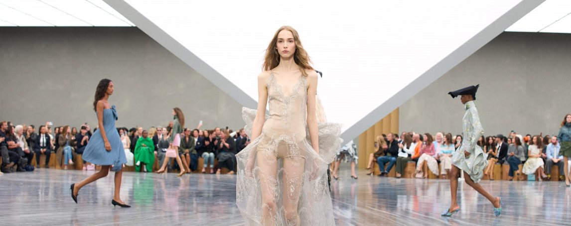 Jonathan Anderson une ousadia e tradição na nova coleção primavera-verão da Dior