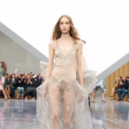 Jonathan Anderson une ousadia e tradição na nova coleção primavera-verão da Dior