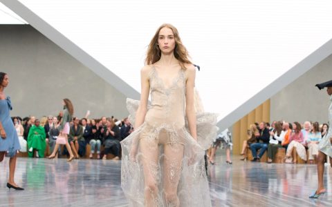 Jonathan Anderson une ousadia e tradição na nova coleção primavera-verão da Dior