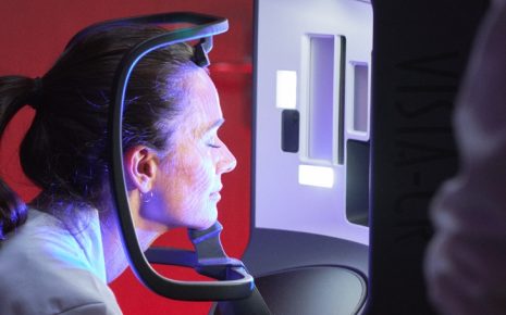 Cláudia Vieira prova a eficácia de Revitalift Laser: pele firme, lisa e luminosa