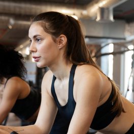 Vai ao gin&aacute;sio regularmente? Fa&ccedil;a isto para n&atilde;o estragar o cabelo