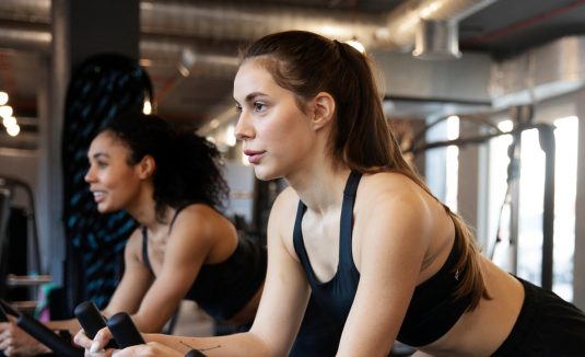 Vai ao gin&aacute;sio regularmente? Fa&ccedil;a isto para n&atilde;o estragar o cabelo