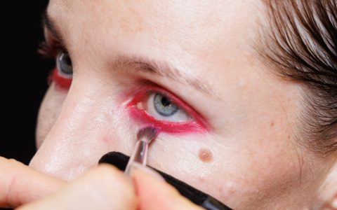 Eyemaxxing, a tendência que realça a cor dos olhos