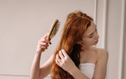 É tiro e queda: quando se deve preocupar com a queda de cabelo