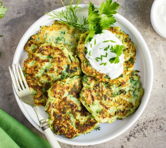 Rissóis de acelga com iogurte de alho